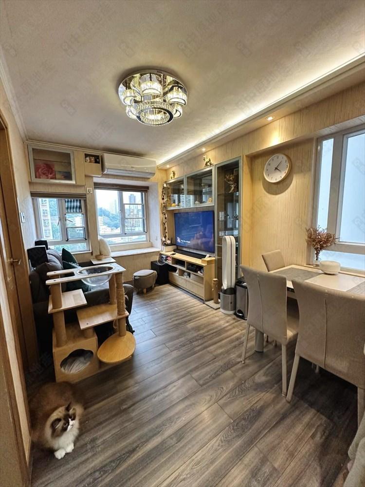 呈長方形的大廳,地板和牆身均簇新。(代理提供)