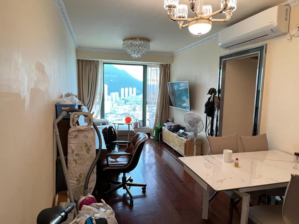 單位間隔實用,其中客廳設落地玻璃窗,加上位處極高層,室內十分光猛通爽。(代理提供)