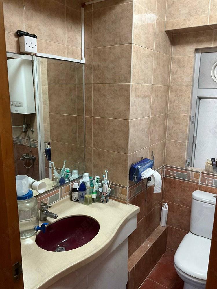 浴室裝修不太舊,有窗非黑廁。(代理提供)