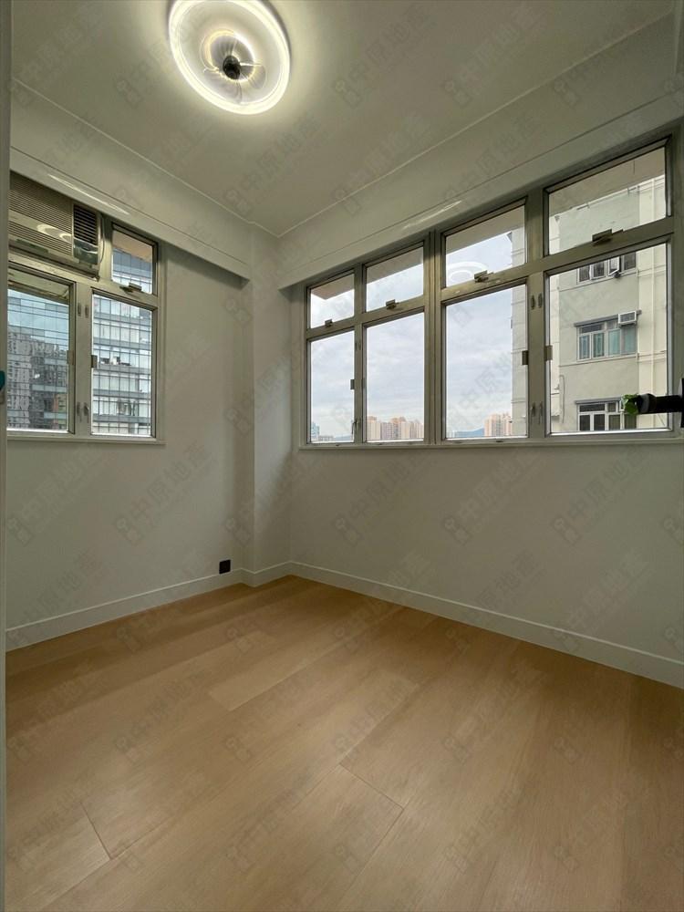 房間窗多兼且大,相當光猛通爽。(代理提供)