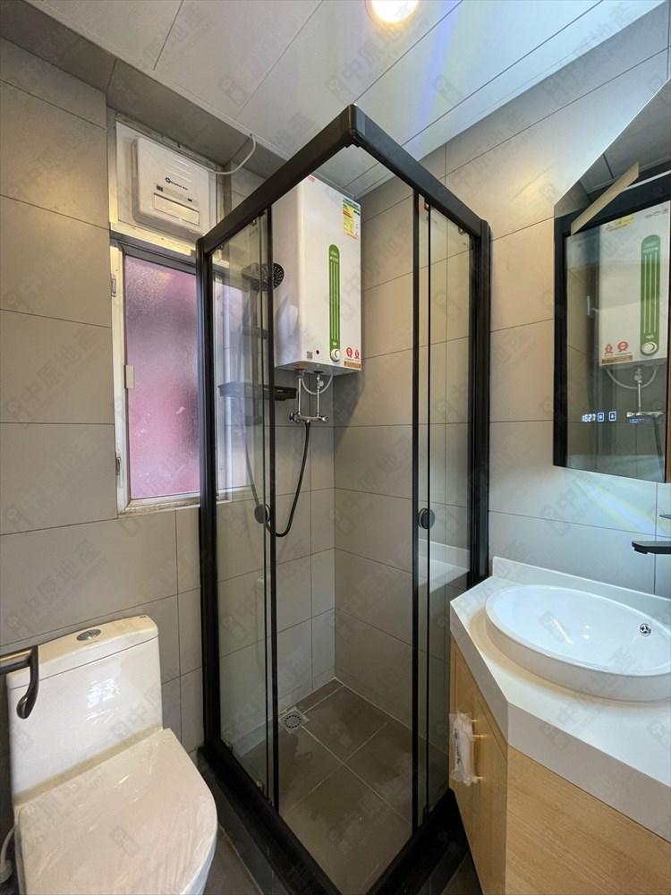 浴室不算大,裝修整潔企理。(代理提供)