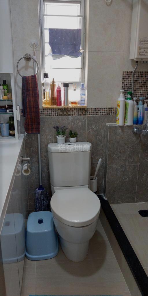 單位浴室裝修新淨企理。(代理提供)