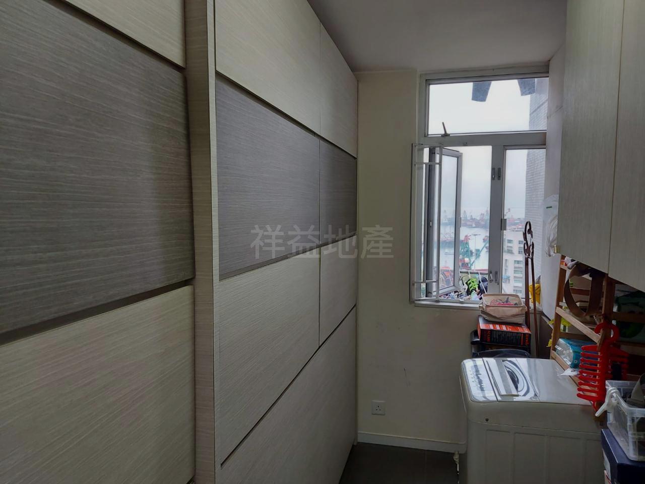 單位附有新淨裝修,當中有不少梗櫃,相當實用,是吸引買家承接的原因之一。(代理提供)