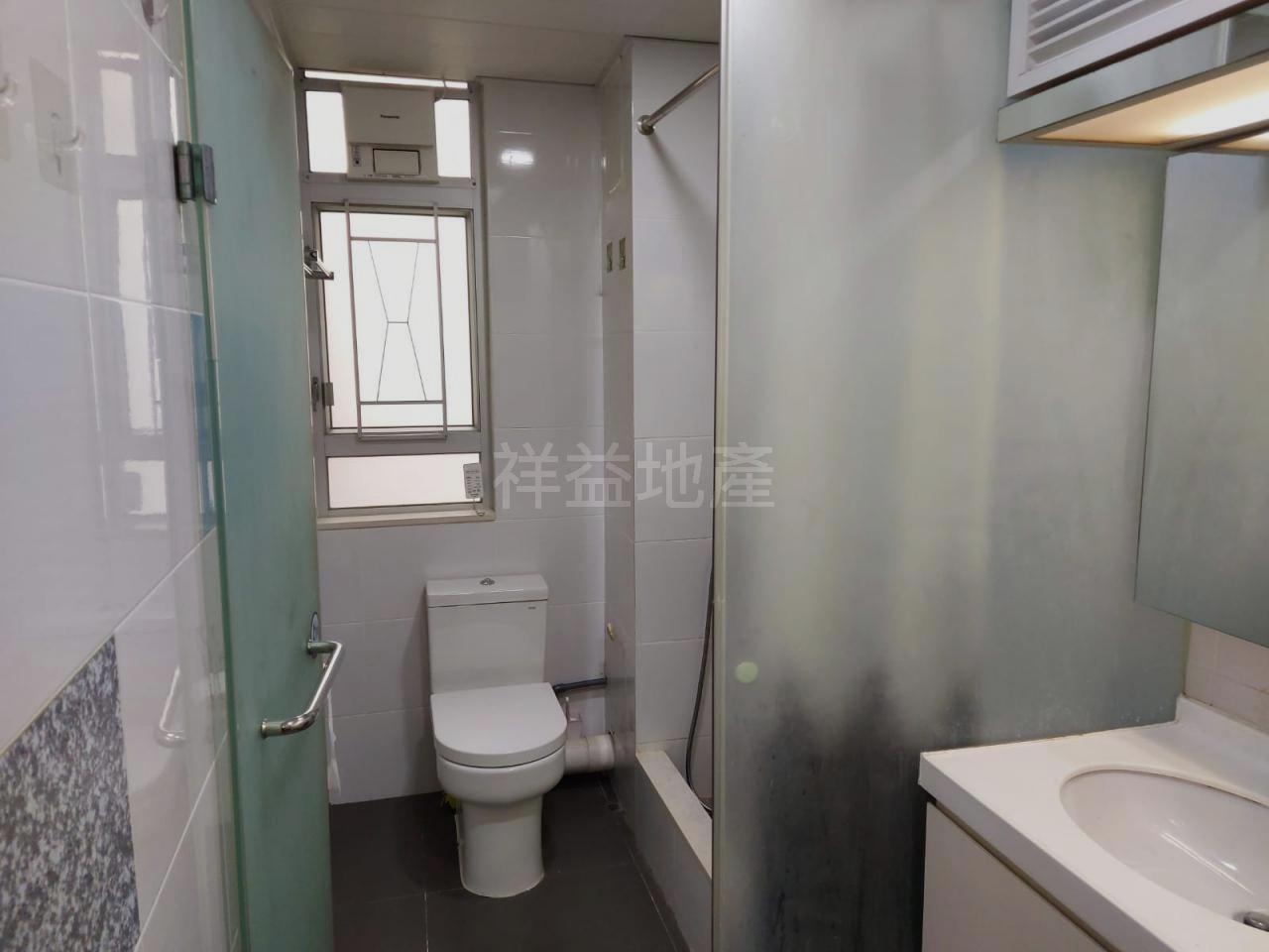 浴室空間闊落。(代理提供)