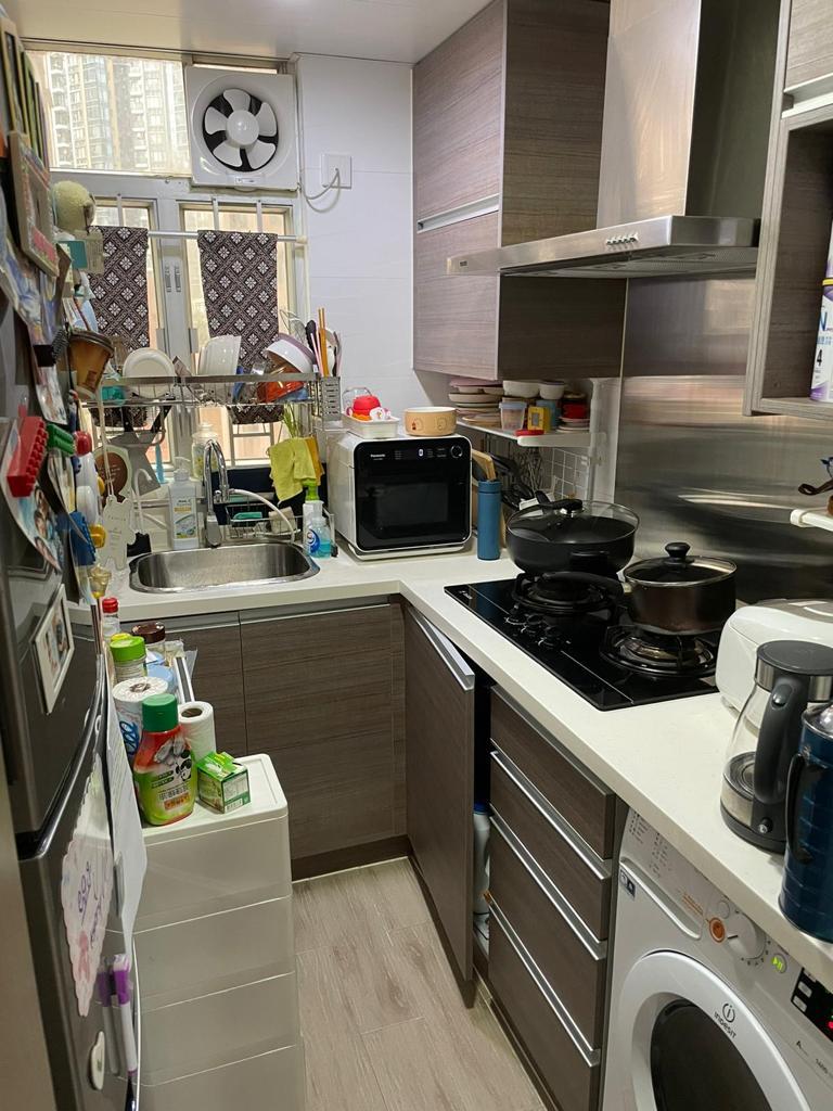 廚房面積算大,配套新淨。(代理提供)