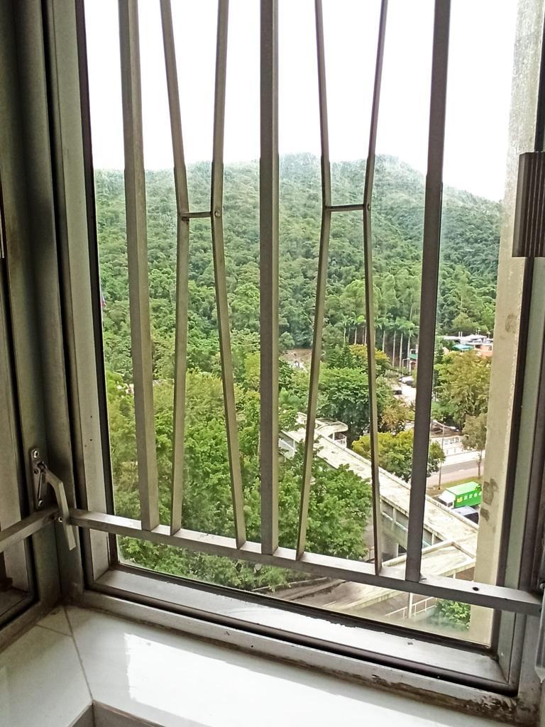 易手的顯明苑中層開放式單位,外望翠綠開揚山景。(代理提供)