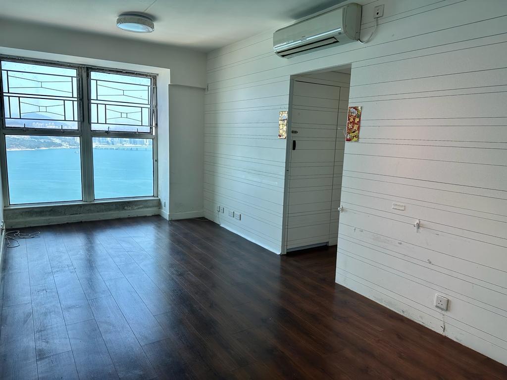 大廳設落地玻璃窗,遼闊海景一覽無遺。(代理提供)