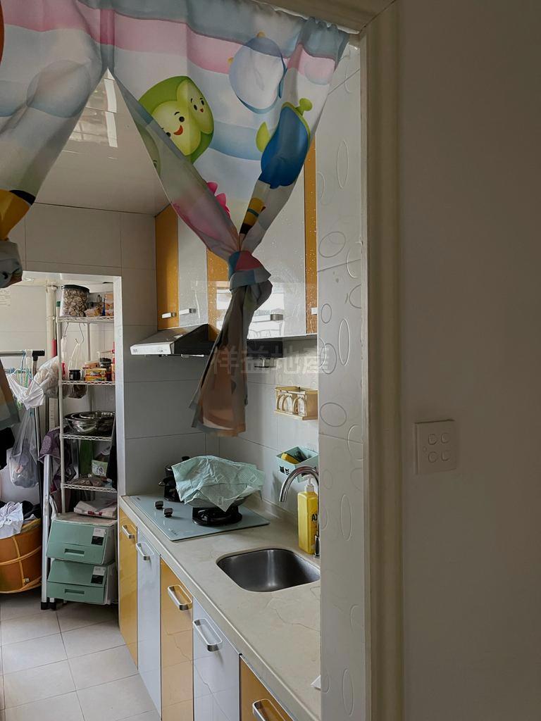 廚房面積頗為寬廣。(代理提供)