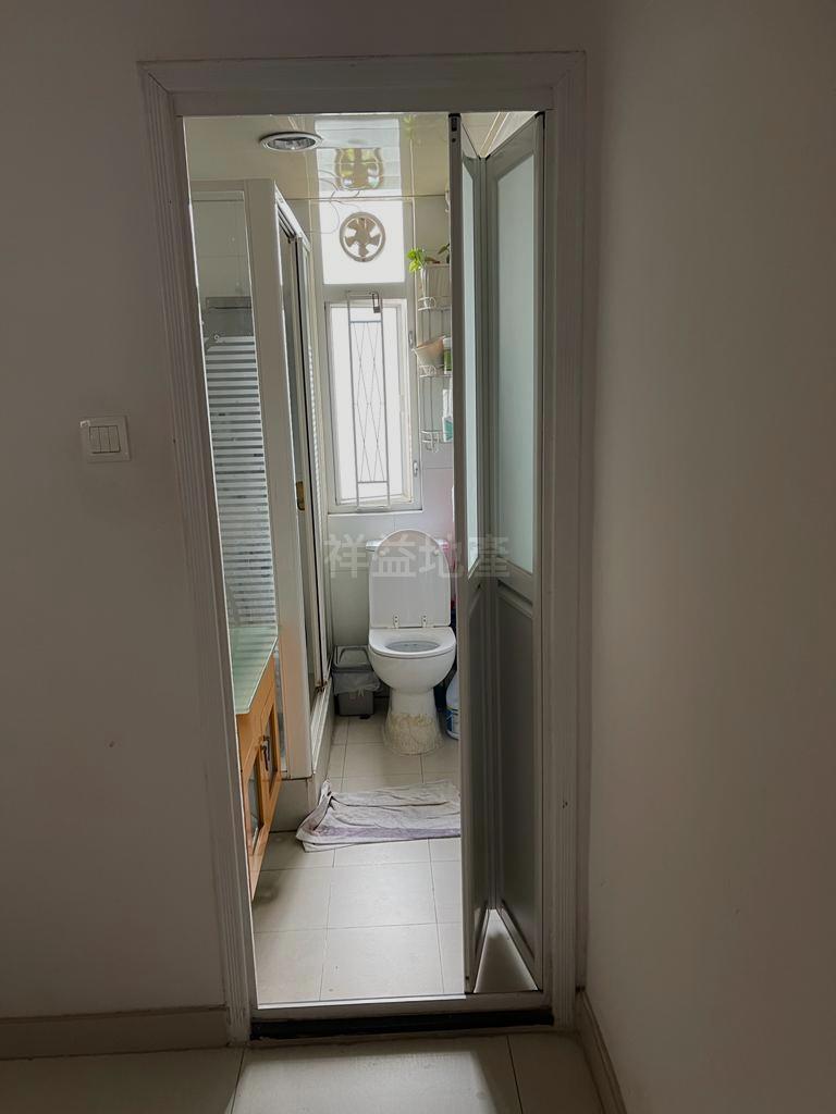 明廁浴室十分光猛,空間亦闊落。(代理提供)