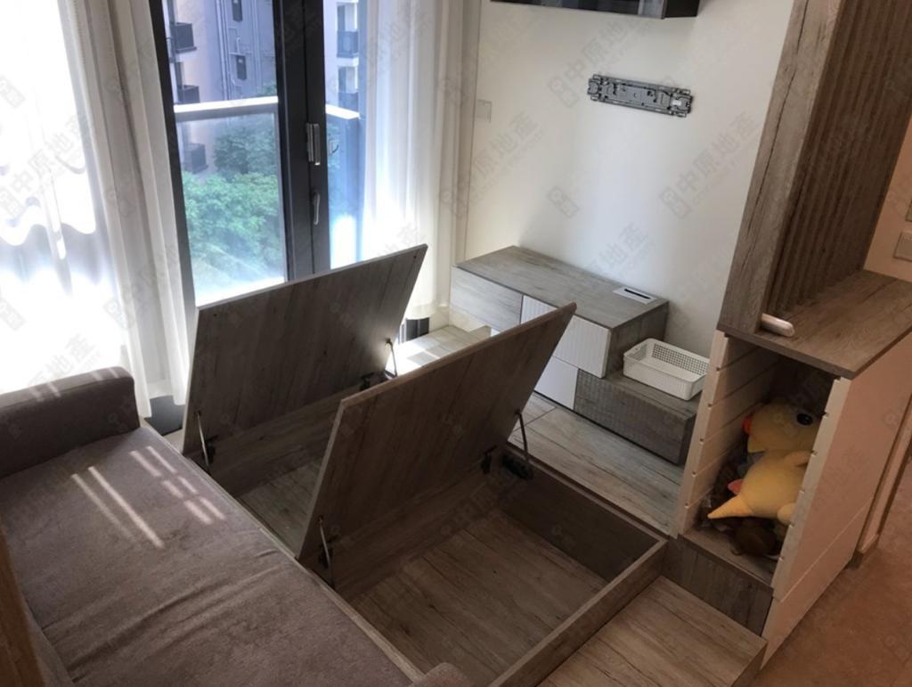 單位設有不少地台,收納空間頗多,新淨兼實用。(代理提供)