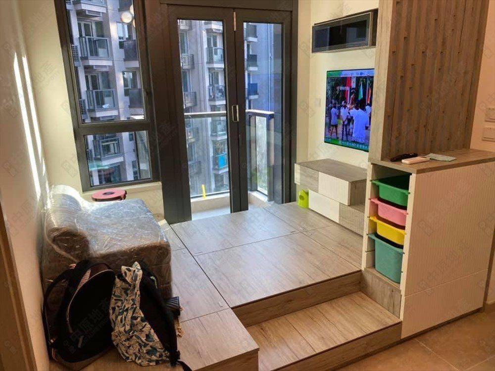 客廳外接小露台,景觀以樓景為主。(代理提供)