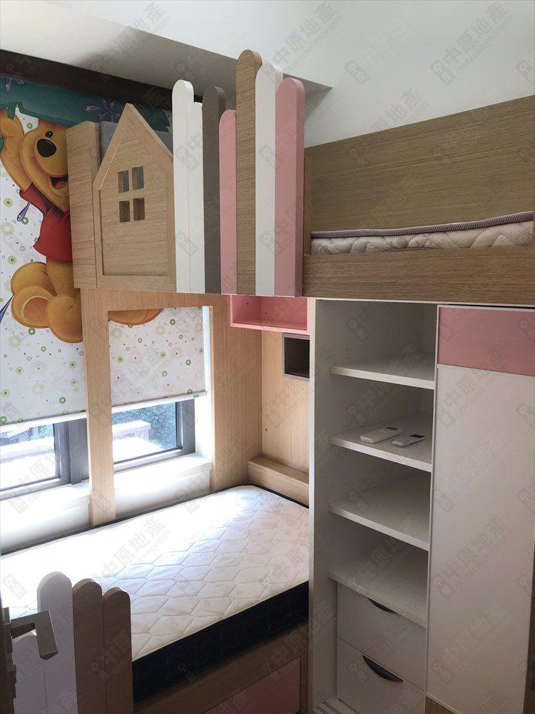 其中一個睡房為小朋友房間,附有兩張睡床連衣櫃組合。(代理提供)