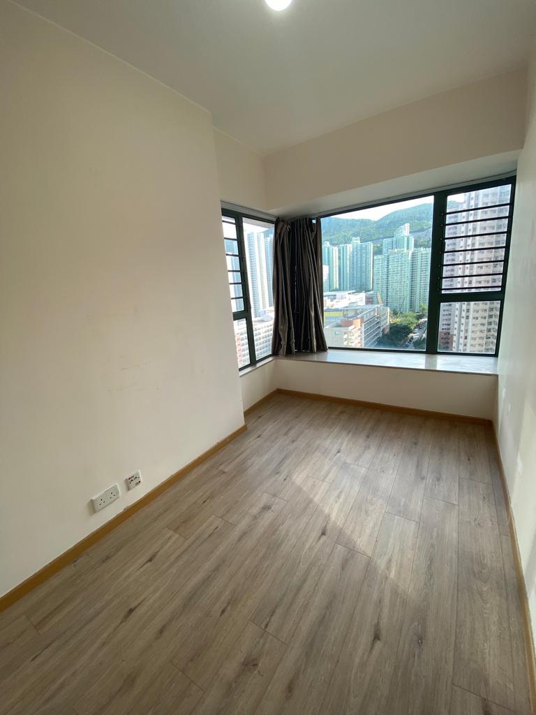 主人房採90度大較窗戶設計,景觀開揚,採光度亦高。(代理提供)