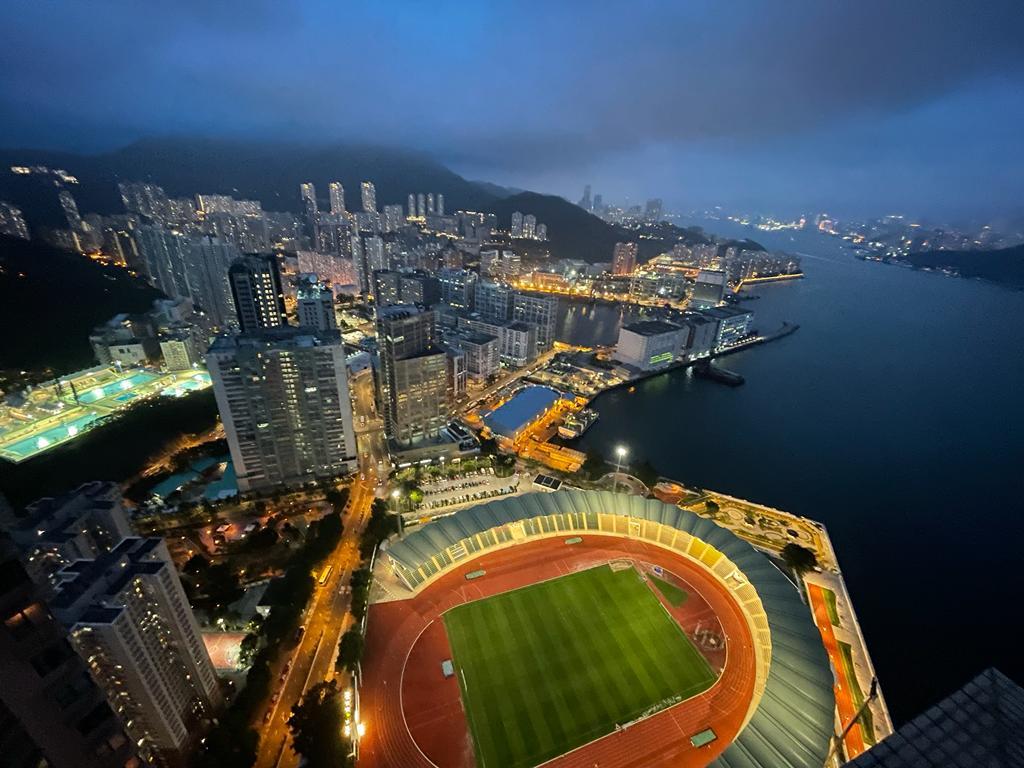 單位擁270度遼闊景觀,盡覽獅子山、郵輪碼頭、鯉魚門至將軍澳南一帶海景,還有全球場景,日夜景色均醉人吸引。(代理提供)