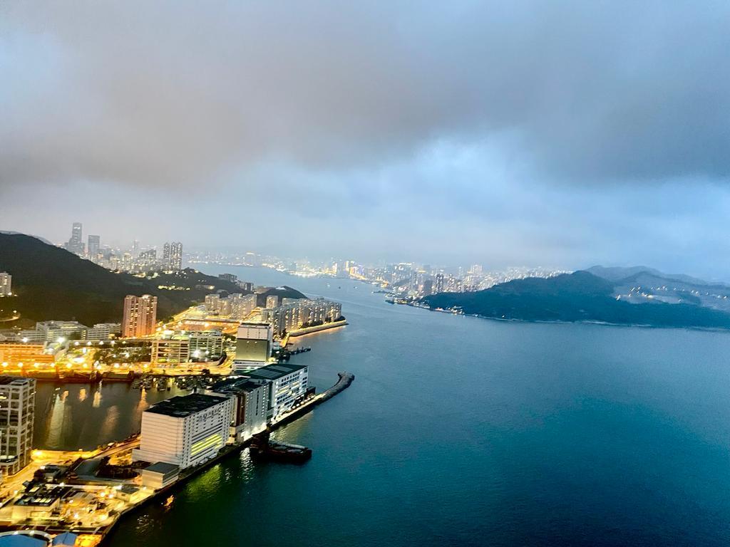 單位擁270度遼闊景觀,盡覽獅子山、郵輪碼頭、鯉魚門至將軍澳南一帶海景,還有全球場景,日夜景色均醉人吸引。(代理提供)