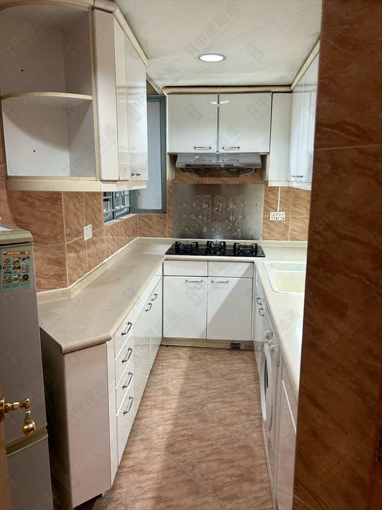 廚房面積頗闊落,收納空間充足。(代理提供)