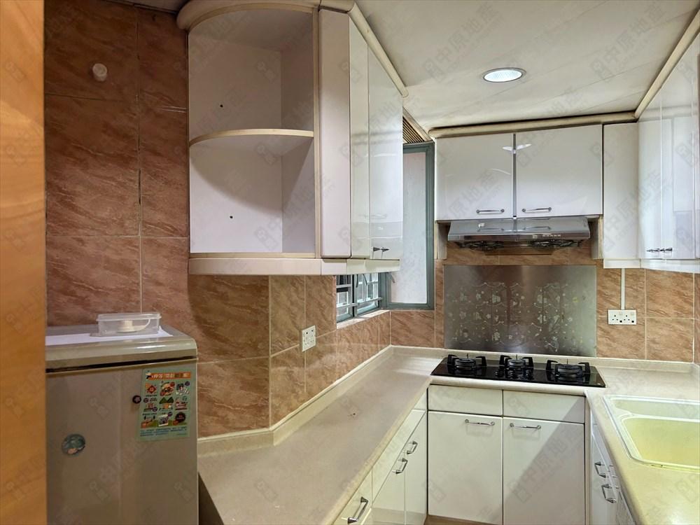 廚房面積頗闊落,收納空間充足。(代理提供)