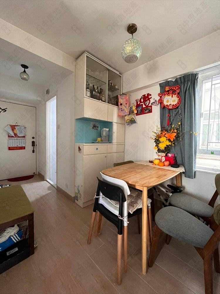 客飯廳各有一扇窗,空氣流通之餘,光線亦足。(代理提供)