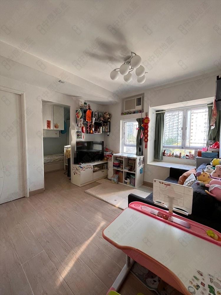 單位為兩房間隔,採「眼鏡房」設計,頗為實用,裝修亦算新淨。(代理提供)