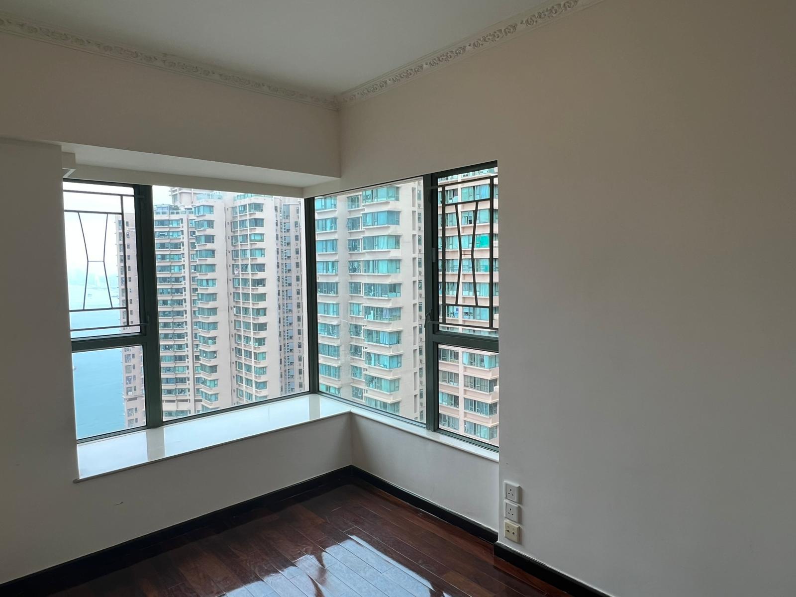 主人套房設有90度大窗戶,望開揚鯉魚門海景及側樓景。(代理提供)