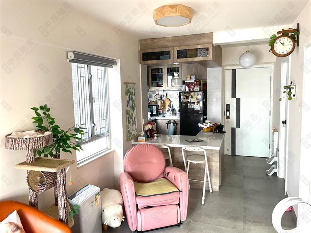 單位間隔實用,整體裝修新淨,廚房採開放式設計,旁邊設有特別訂造的餐桌椅,設計簡約雅緻,並有助增加大廳的視覺空間感。(代理提供)