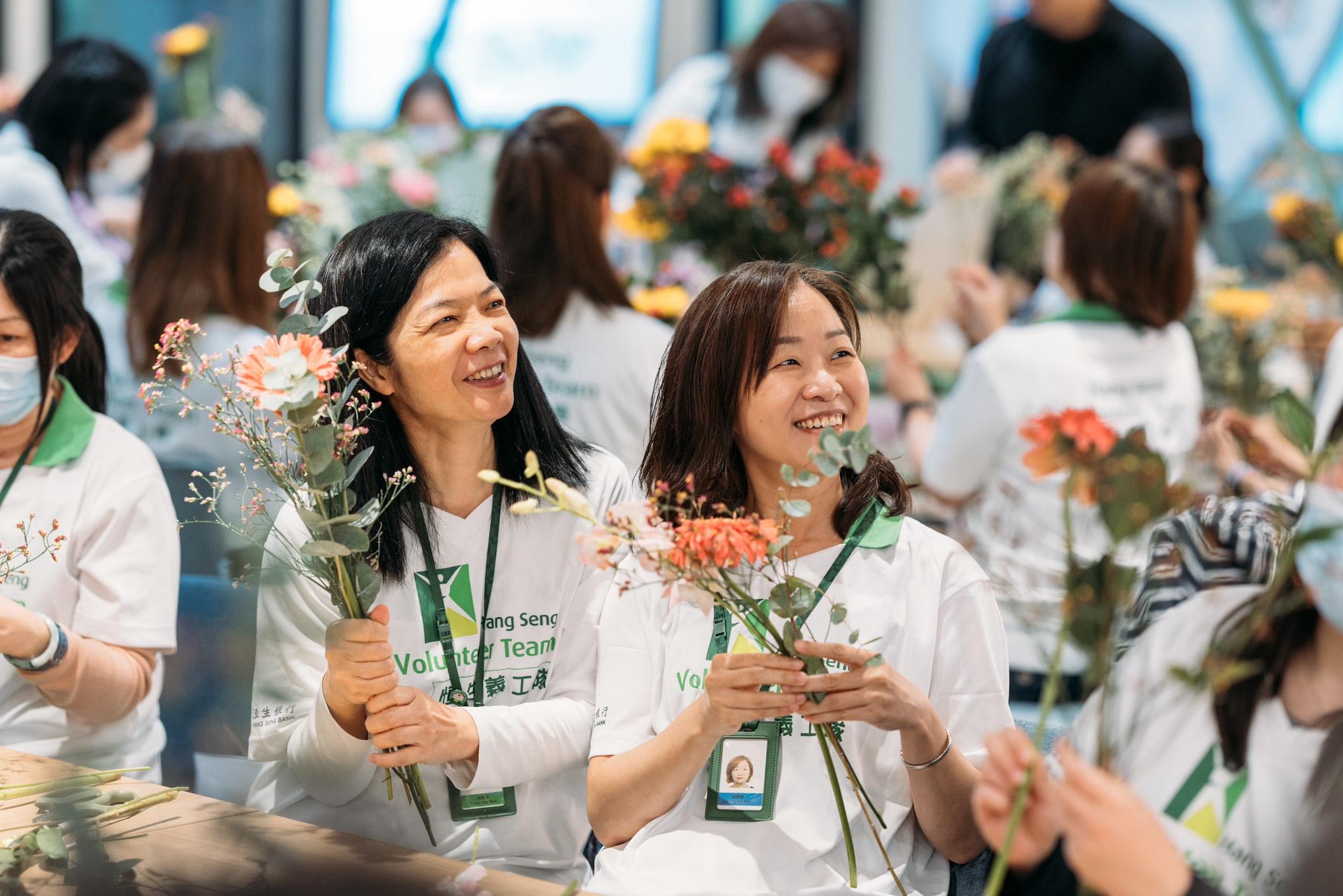 恒生銀行執行董事兼行政總裁施穎茵女士與一眾員工在花藝師指導下,將90周年慶祝酒會獲贈的花籃回收再造,重新包裝成小花束送贈予基層家庭婦女及長者,將賓客的心意傳遞至社區。