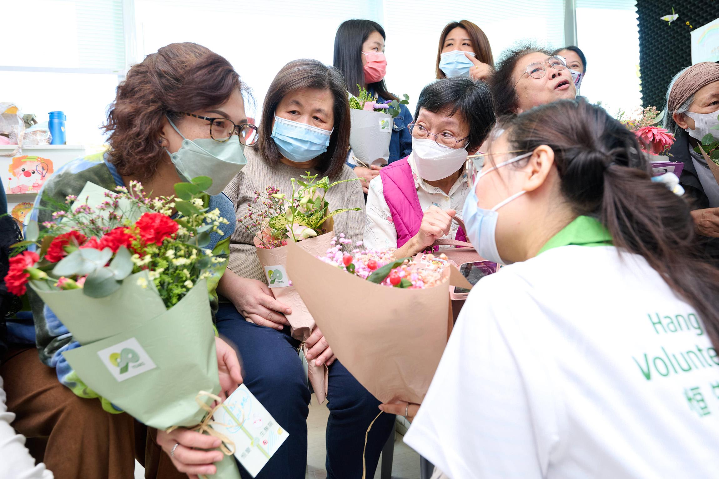 適逢3.8婦女節前夕,恒生義工隊走訪香港婦女中心協會(慧思薈─上水)及東華三院方樹泉長者地區中心,探望基層家庭婦女及長者,一同分享恒生90周年行慶的喜悅。