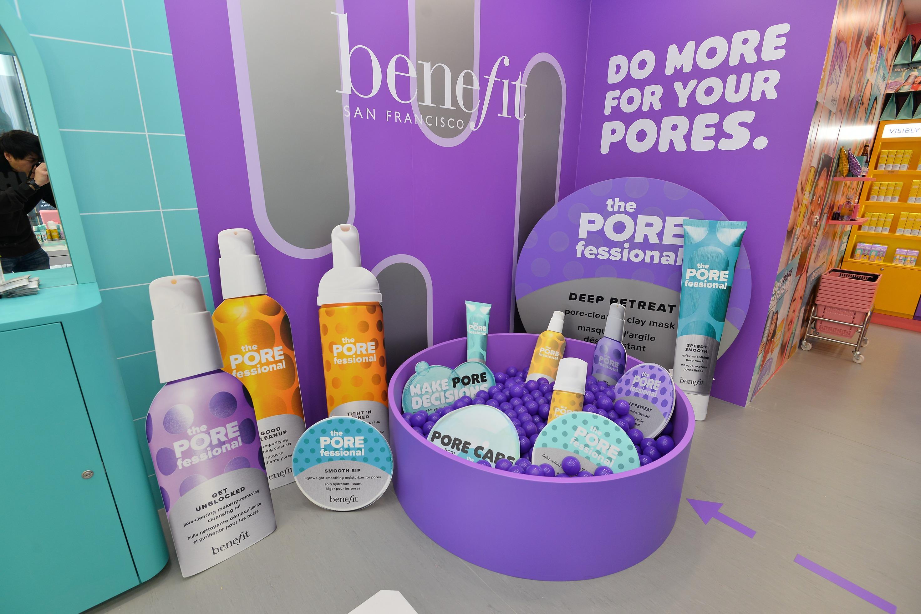 系列王牌Deep Retreat紫色泥膜幻變成的超巨型波波池及「毛孔加油機」裝置,讓大家拍照留念。