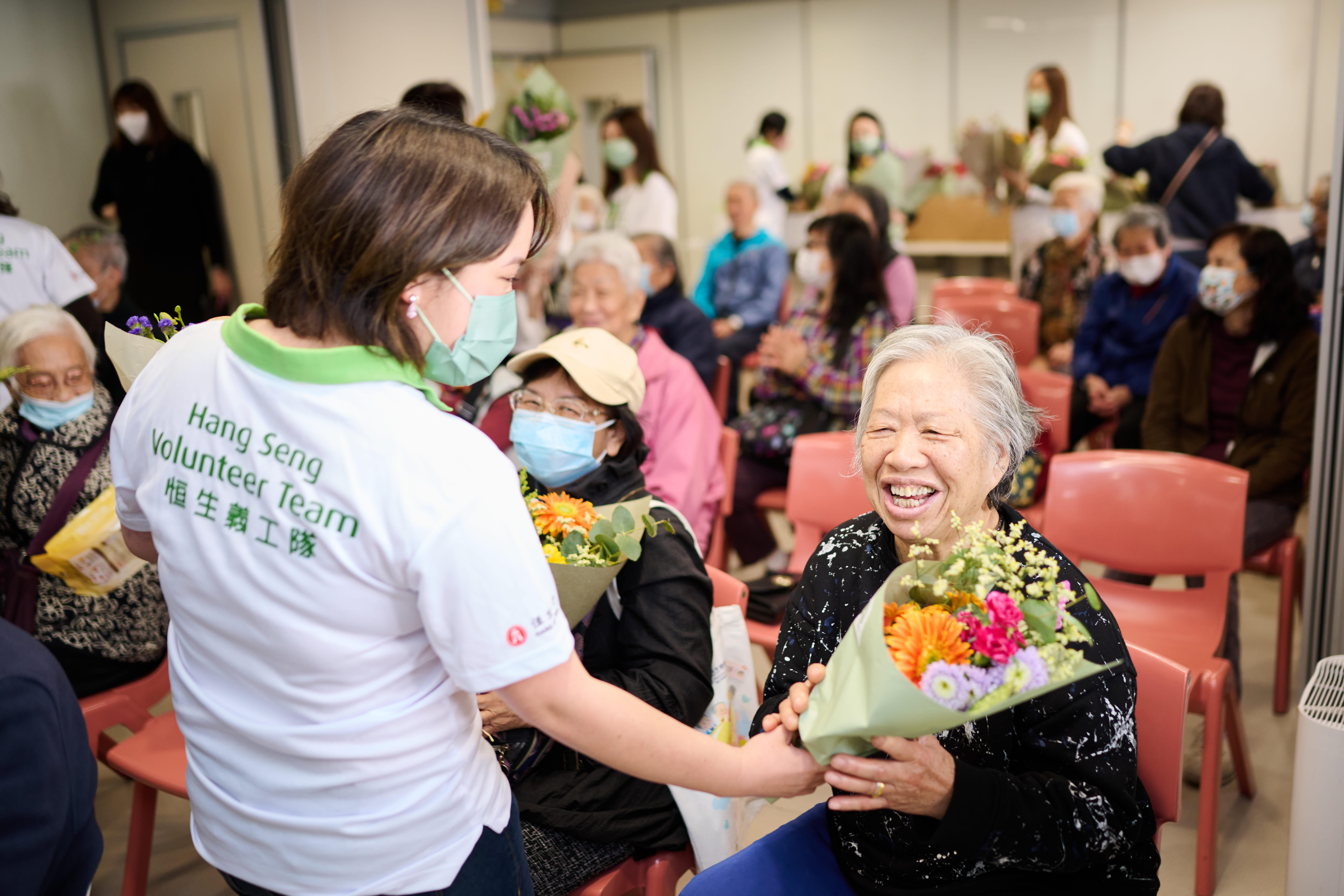 適逢3.8婦女節前夕,恒生義工隊走訪香港婦女中心協會(慧思薈─上水)及東華三院方樹泉長者地區中心,探望基層家庭婦女及長者,一同分享恒生90周年行慶的喜悅。