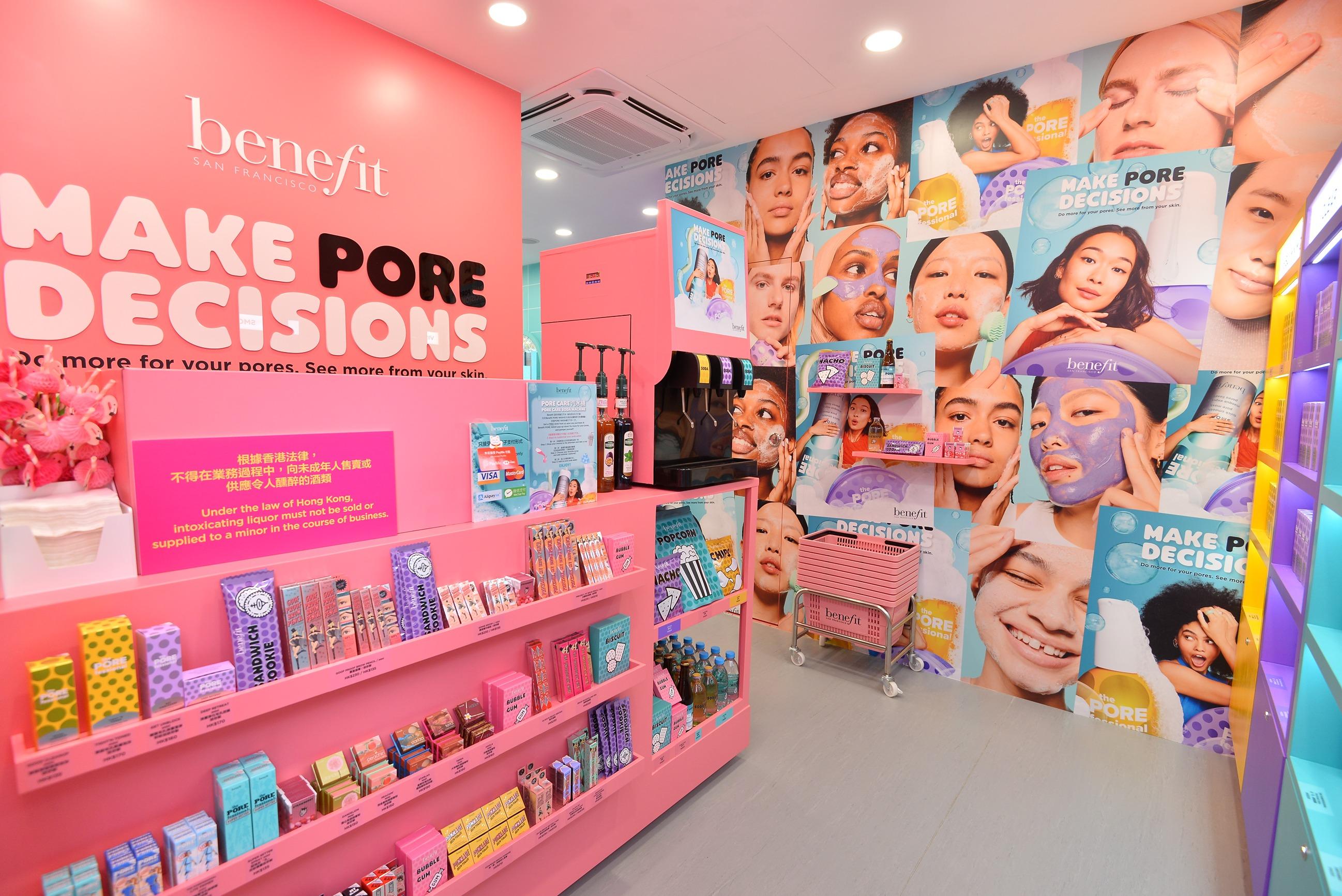 粉紅色的Benefit PORE WASH便利商店,店內有不同Benefit糖果及零食,更有獨家限定的PORE CARE汽水機登場。