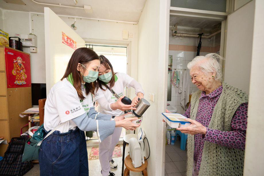 恒生義工隊聯同方樹泉綜合家居照顧服務中心社工上門派發午餐予長者,並送贈小花束與食品。
