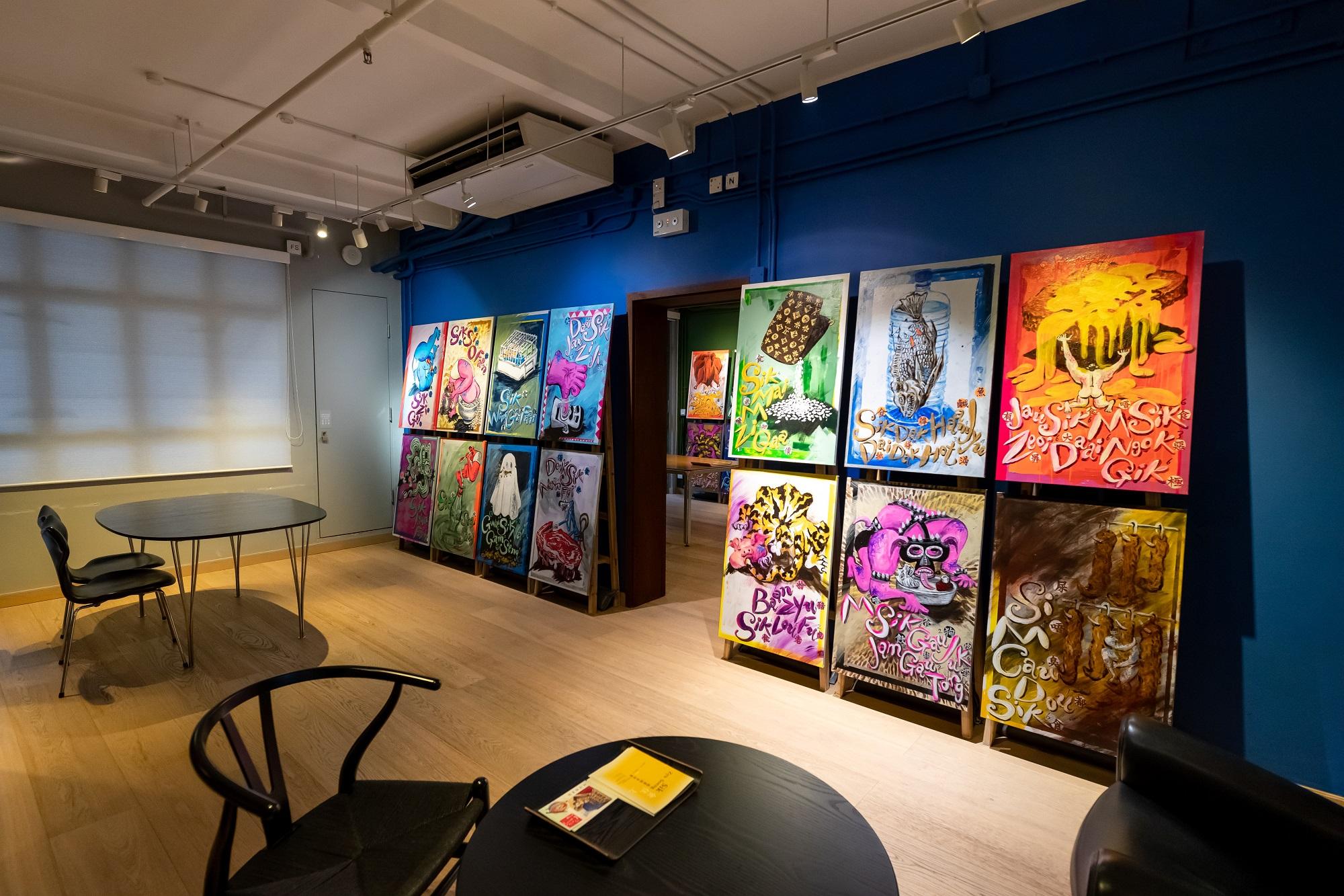 歐陽應霽一改只用藍白色畫畫的風格,這次的作品全都色彩繽紛。