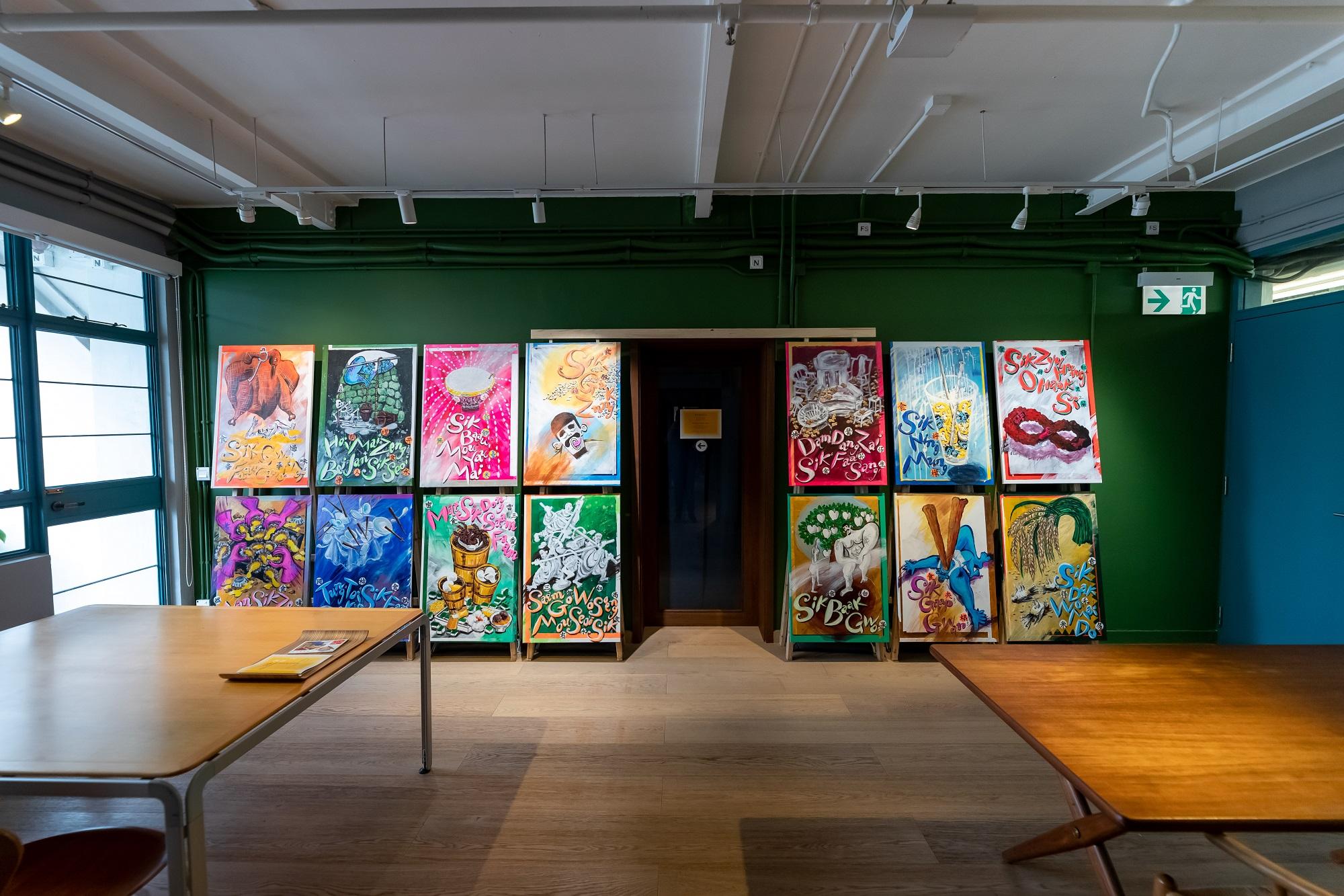 歐陽應霽一改只用藍白色畫畫的風格,這次的作品全都色彩繽紛。