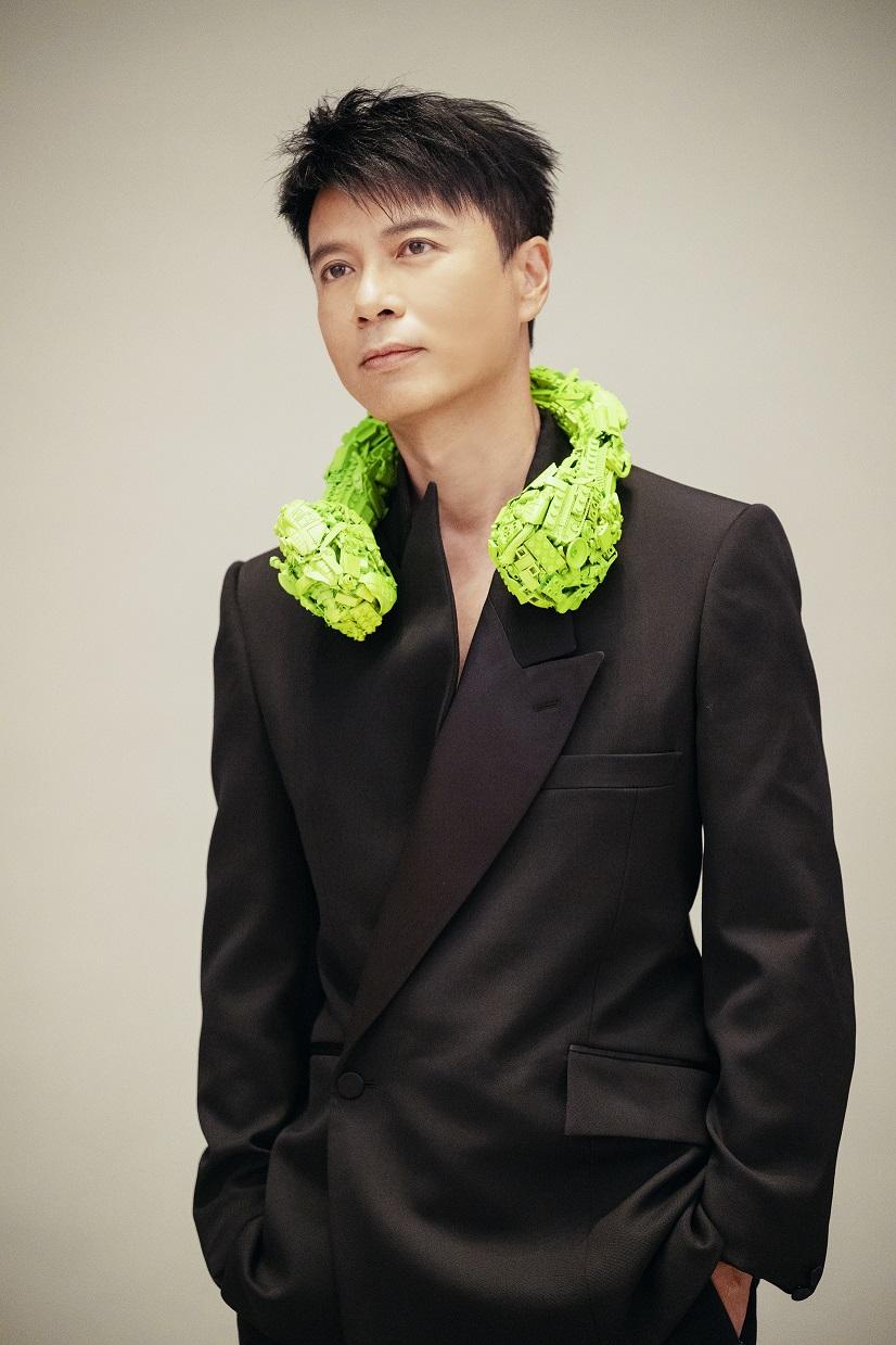 李克勤拿著兒時玩具演唱會海報。