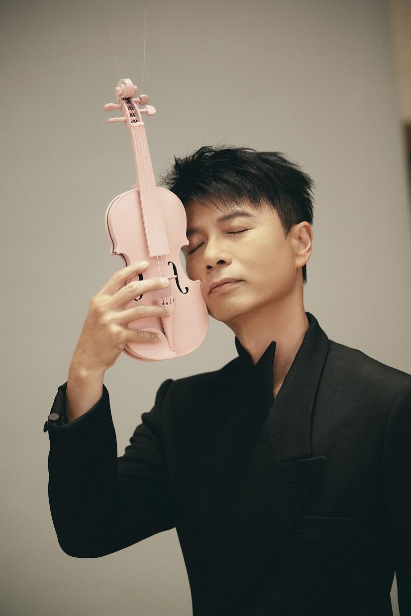 李克勤拿著兒時玩具演唱會海報。