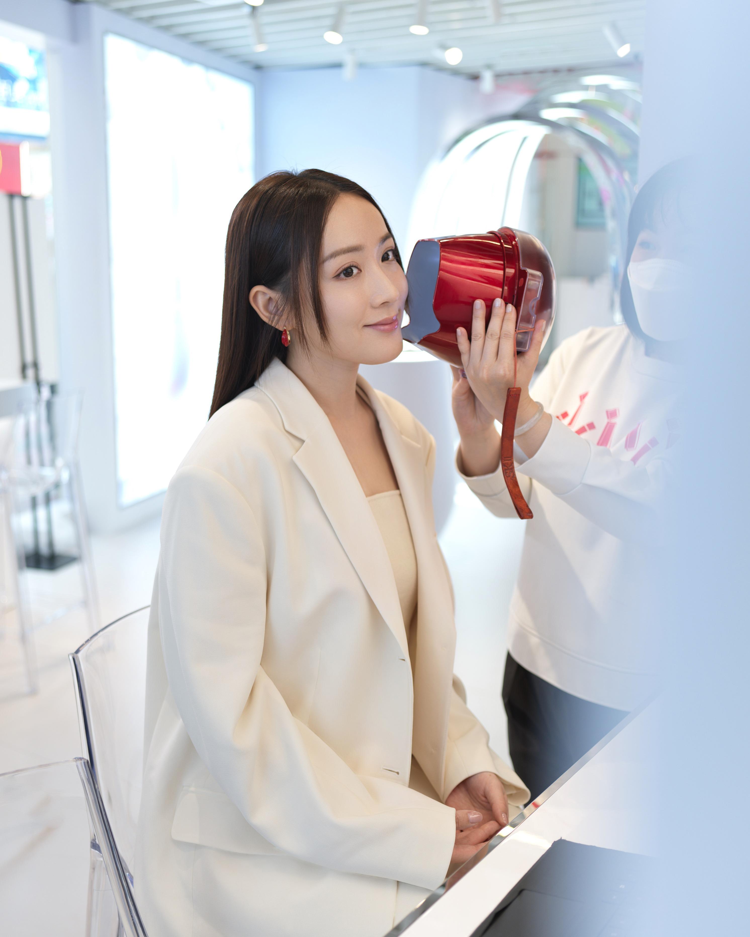 Sofiee Ng體驗Magic Ring肌膚測試