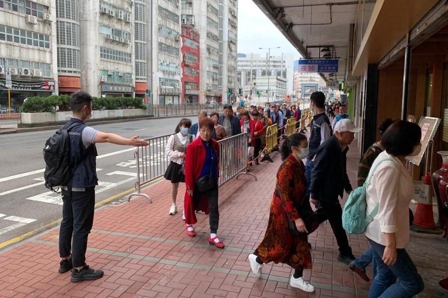 旅監局到土瓜灣巡查一間接待內地團食肆的門外情況。(旅監局提供)