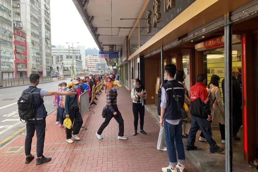 旅監局到土瓜灣巡查一間接待內地團食肆的門外情況。(旅監局提供)