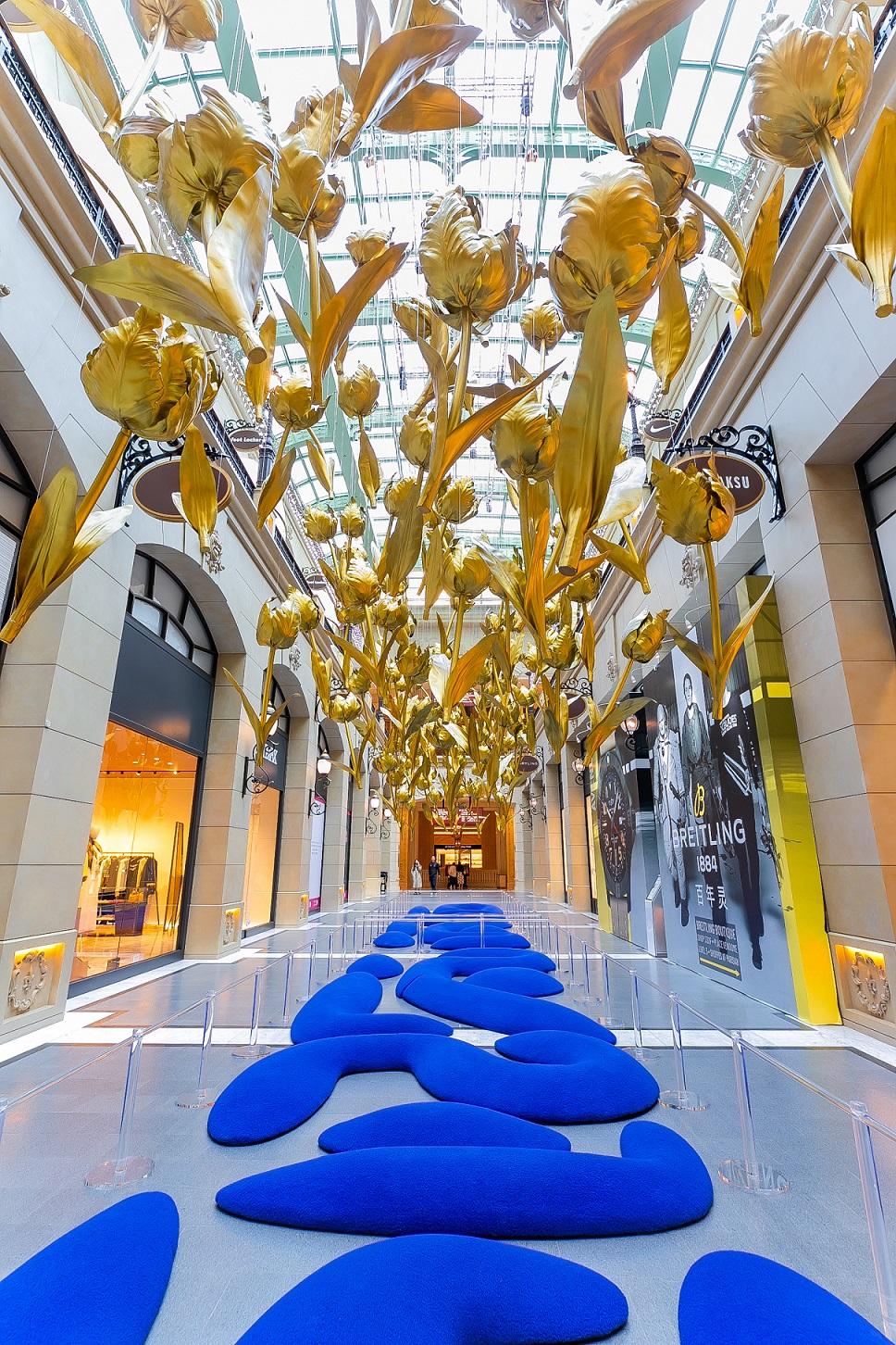 澳門巴黎人呈獻一系列巨型鬱金香藝術裝置,化身夢幻春日的鬱金香花園。