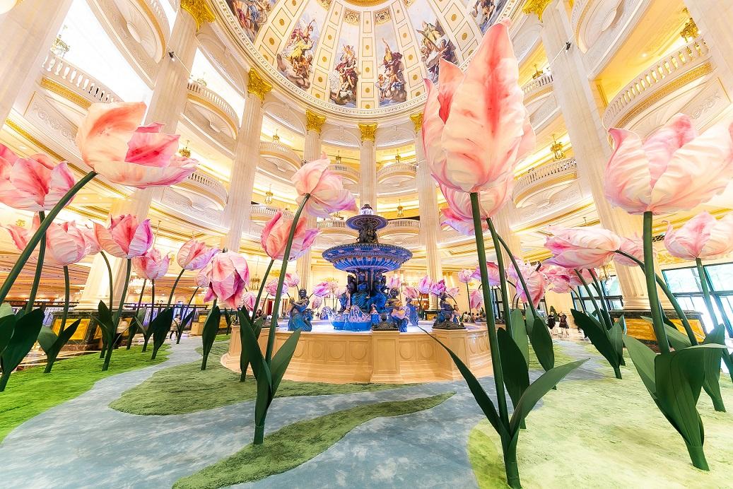 澳門巴黎人呈獻一系列巨型鬱金香藝術裝置,化身夢幻春日的鬱金香花園。