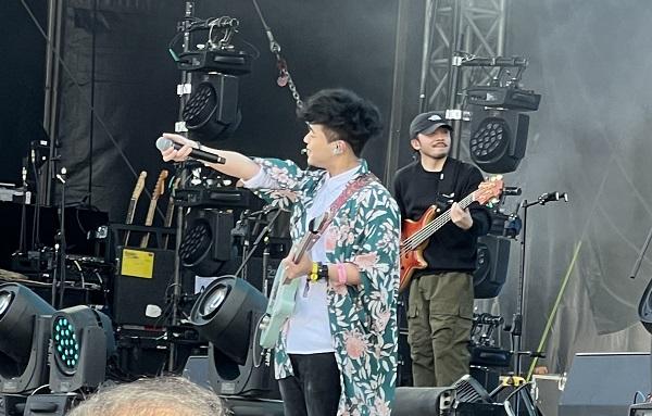 Herman不時遞咪讓台下觀眾大合唱。