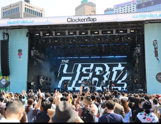 The Hertz踩上Clockenflap舞台。