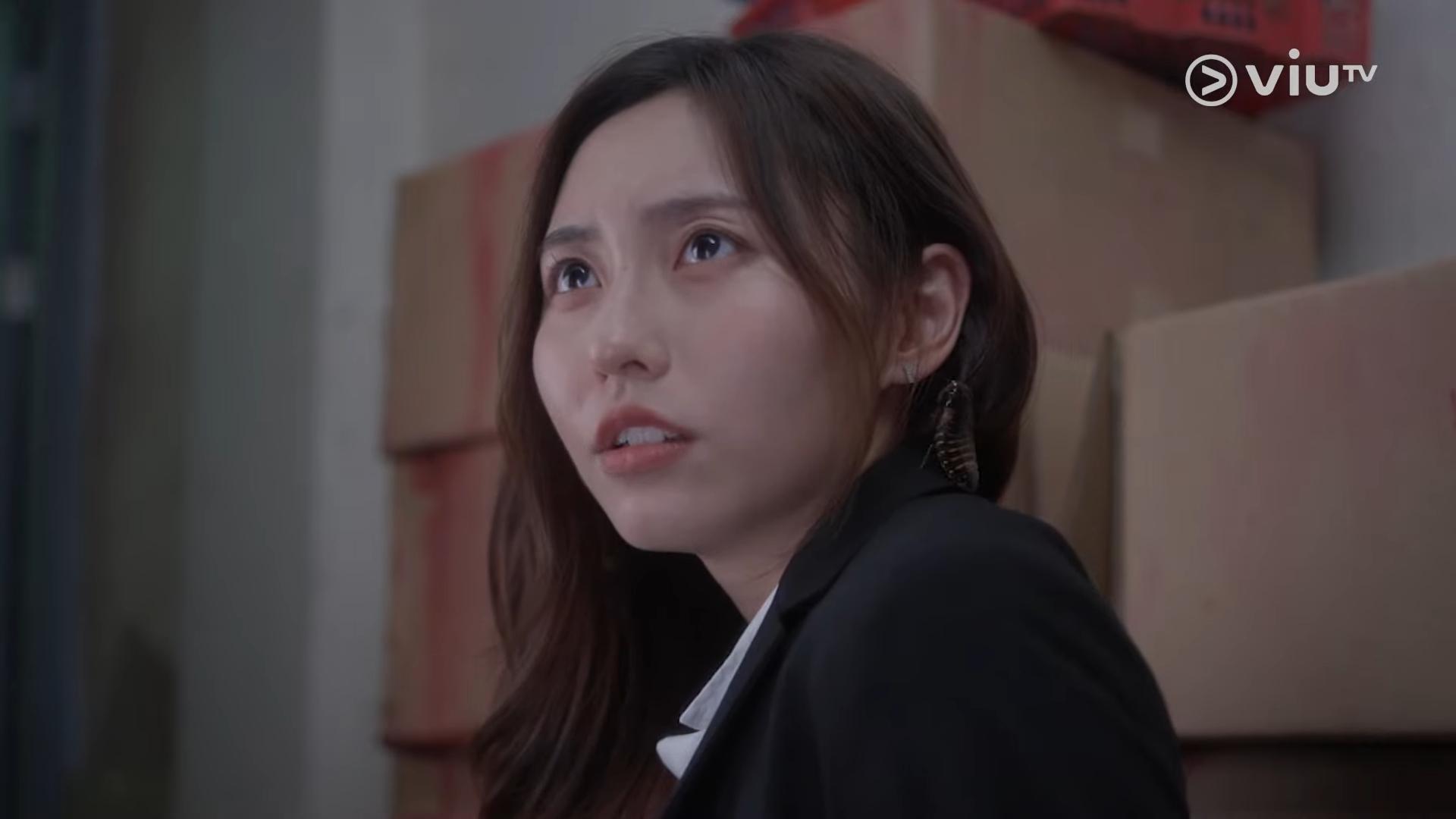 Ivy在《和解在後》第二集中,與趙善恆夜探舊廈,被小昆蟲爬頸。(截圖)