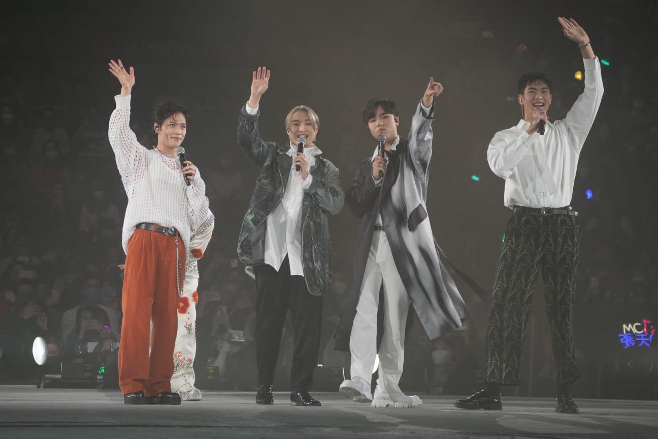 梁瑞峰(左)與Jer、Eagle和Justin齊齊擔任MC張天賦演唱會嘉賓。