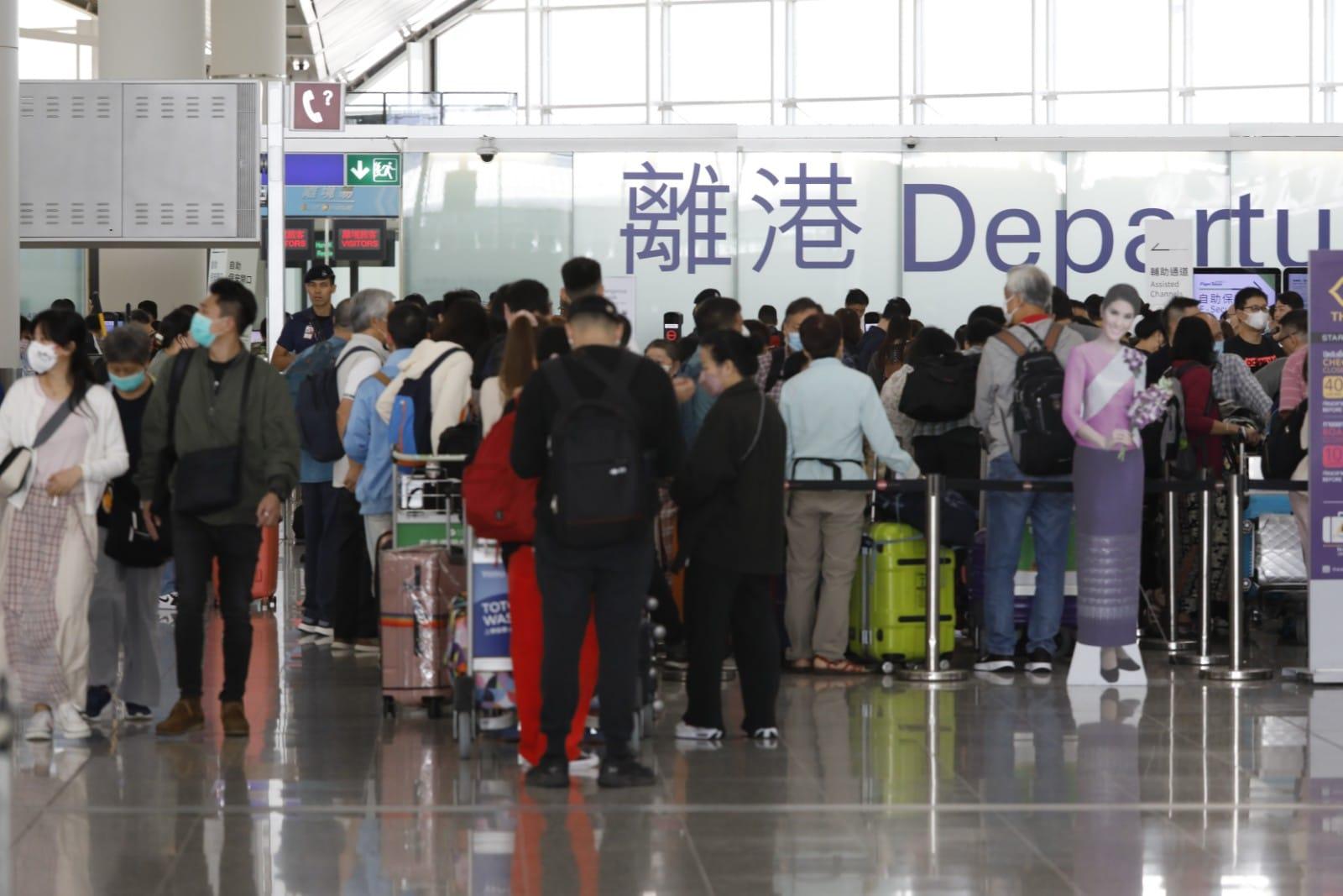 機場離境大堂排長龍 機管局致歉:測試系統時發現問題 部分設施8時起回復正常 (更新)