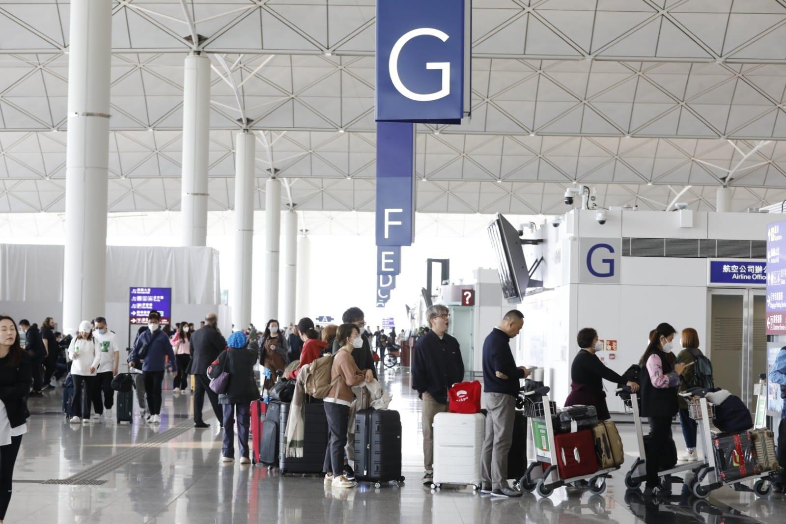 機場離境大堂排長龍 機管局致歉:測試系統時發現問題 部分設施8時起回復正常 (更新)