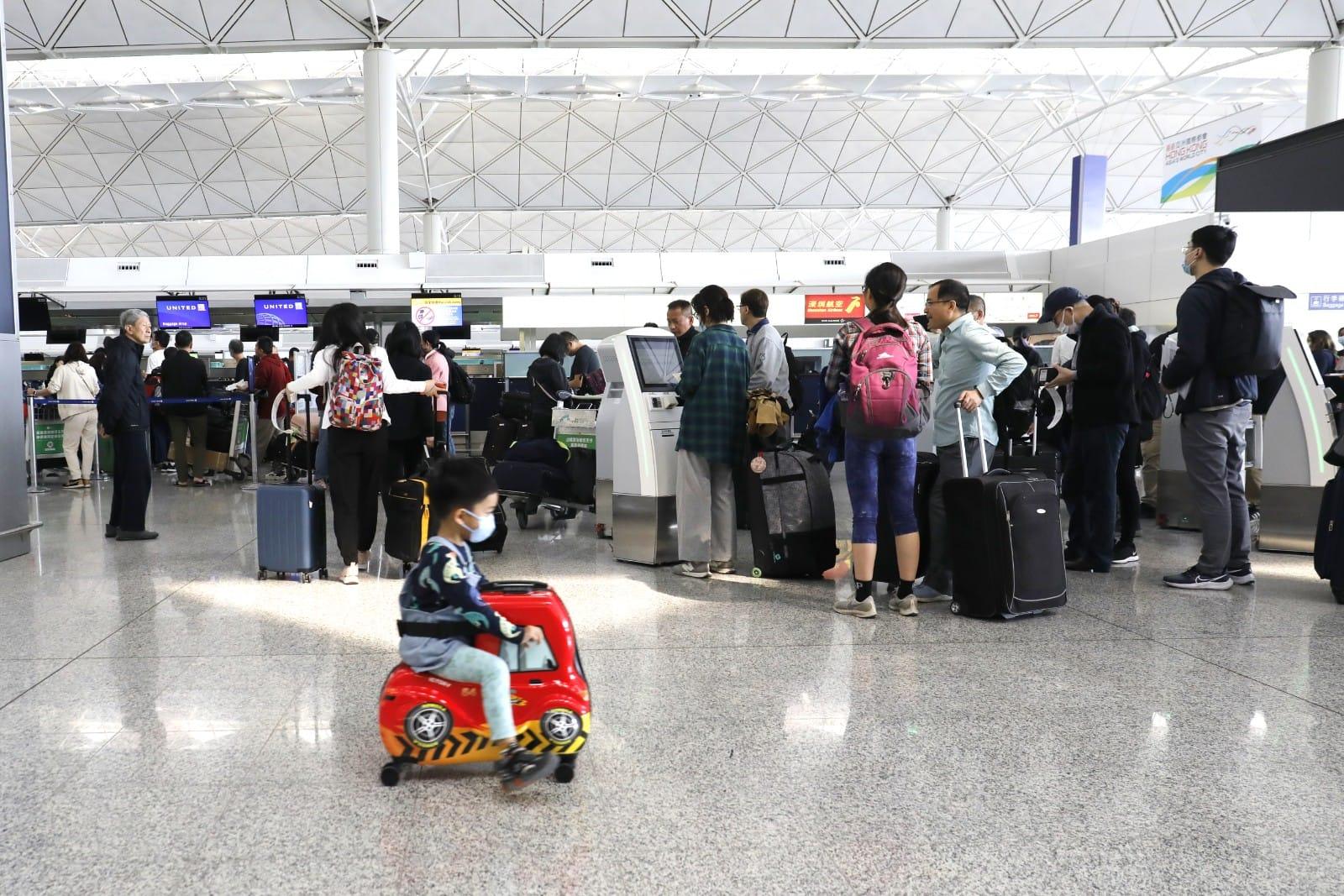 機場離境大堂排長龍 機管局致歉:測試系統時發現問題 部分設施8時起回復正常 (更新)