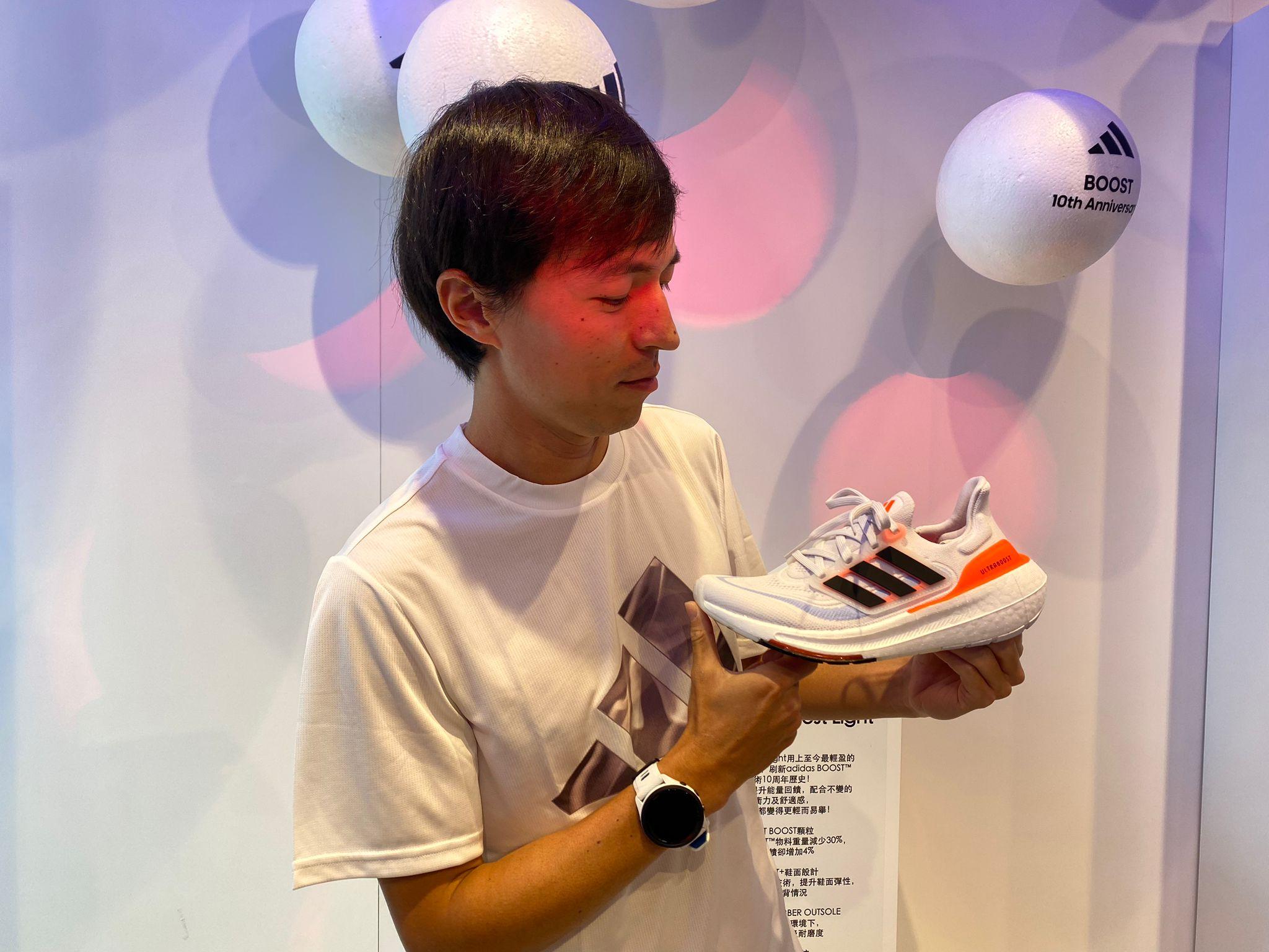 魏賡指Ultraboost Light較貼腳、鞋舌位好像襪般套入去,其他cutting都有改良,對初階、平民跑手都可以一鞋走天下。