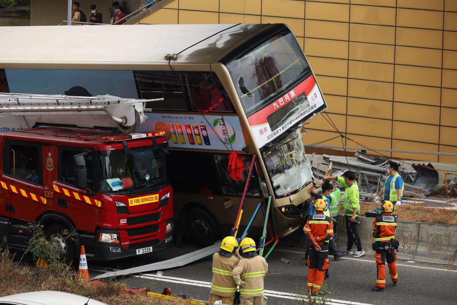 呈祥道巴士撞壆傾側左邊車頭被削 車長一度昏迷至少18人受傷 事發一刻片段曝光 (持續更新)