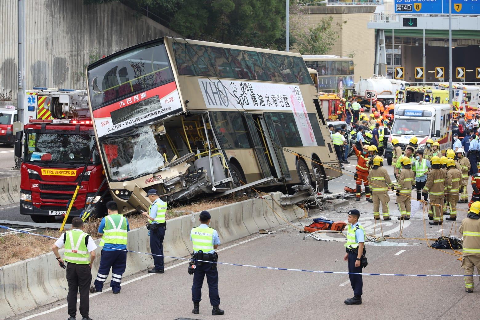 呈祥道巴士撞壆傾側左邊車頭被削 車長一度昏迷至少18人受傷 事發一刻片段曝光 (持續更新)
